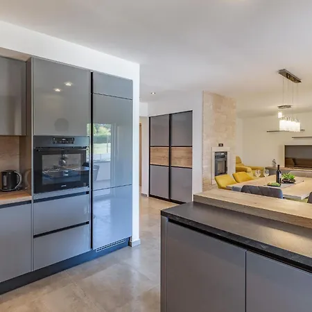 3 Bedroom Amazing In Lägenhet Barban